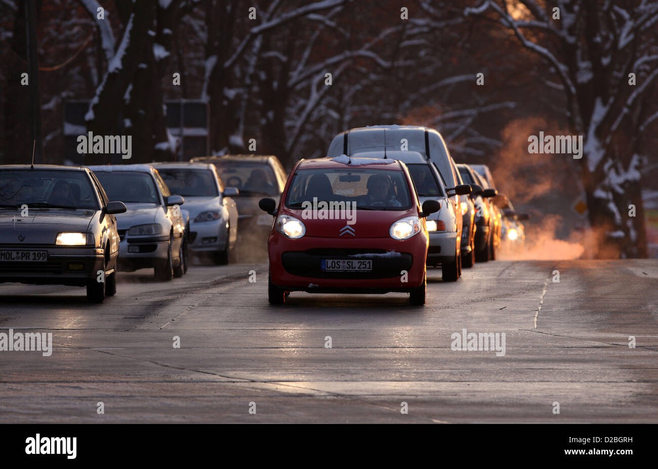 Hoppegarten, la Germania, il traffico su strada in inverno Foto Stock