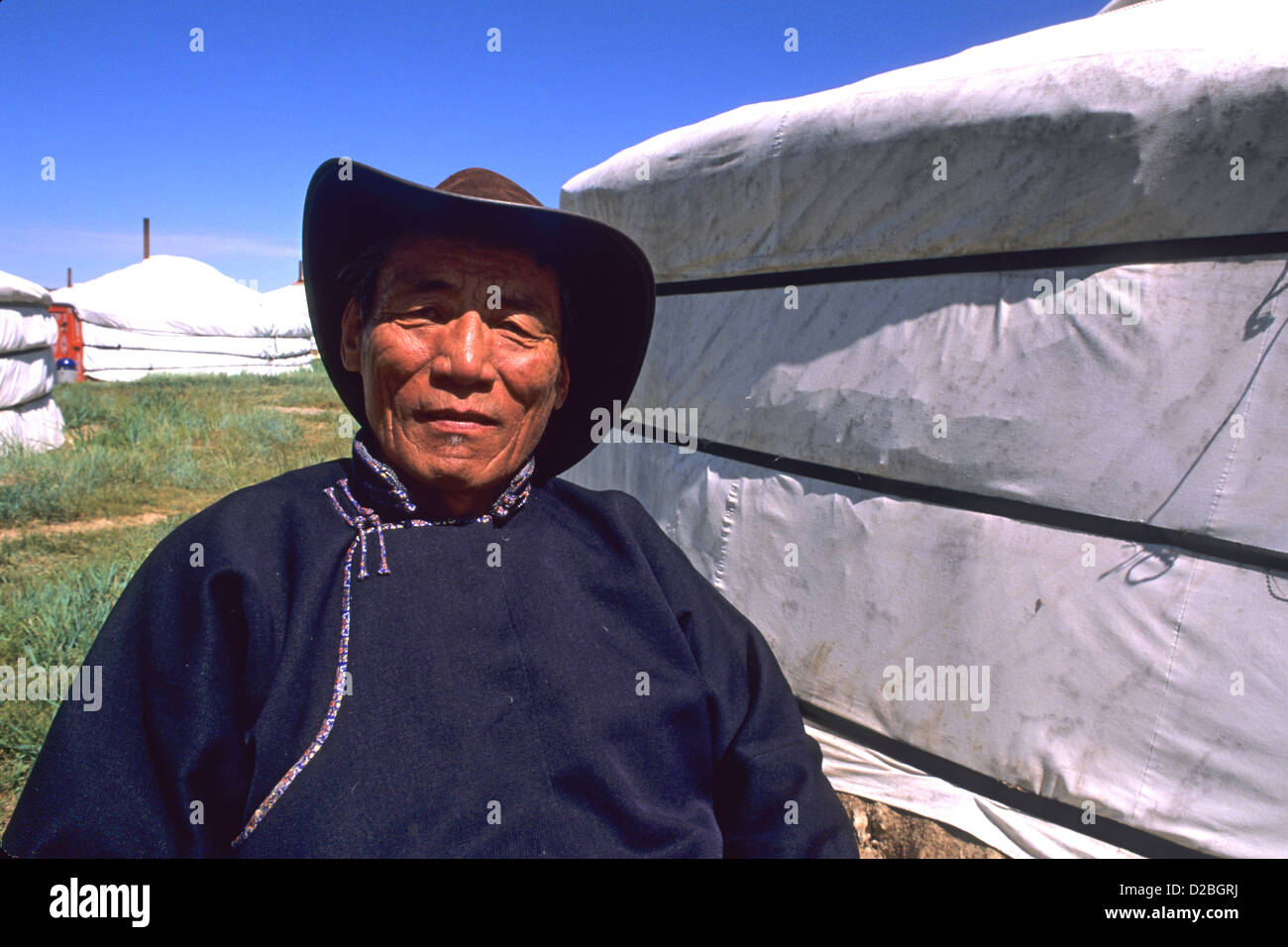 Mongolia, nomade abitante in piedi accanto a un Ger Foto stock - Alamy