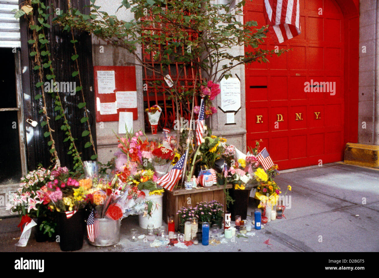 La città di New York, 9/11/2001. Memoriali presso la stazione dei vigili del fuoco #14 seguenti World Trade Center Attack Foto Stock