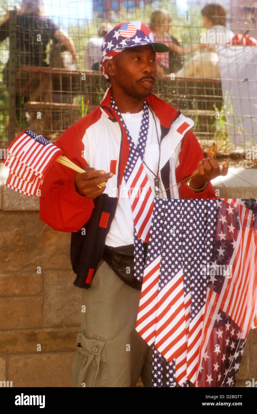 La città di New York, 9/11/2001. Uomo che vendono bandiere e legami seguenti World Trade Center Attack Foto Stock