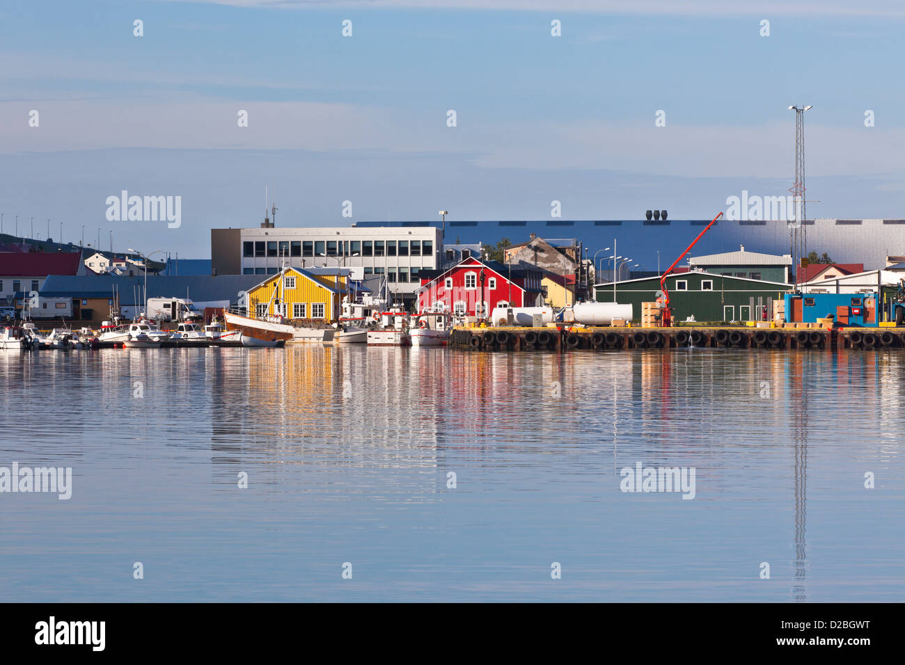 Tipico Islanda porto con barche da pesca nella soleggiata giornata estiva Foto Stock