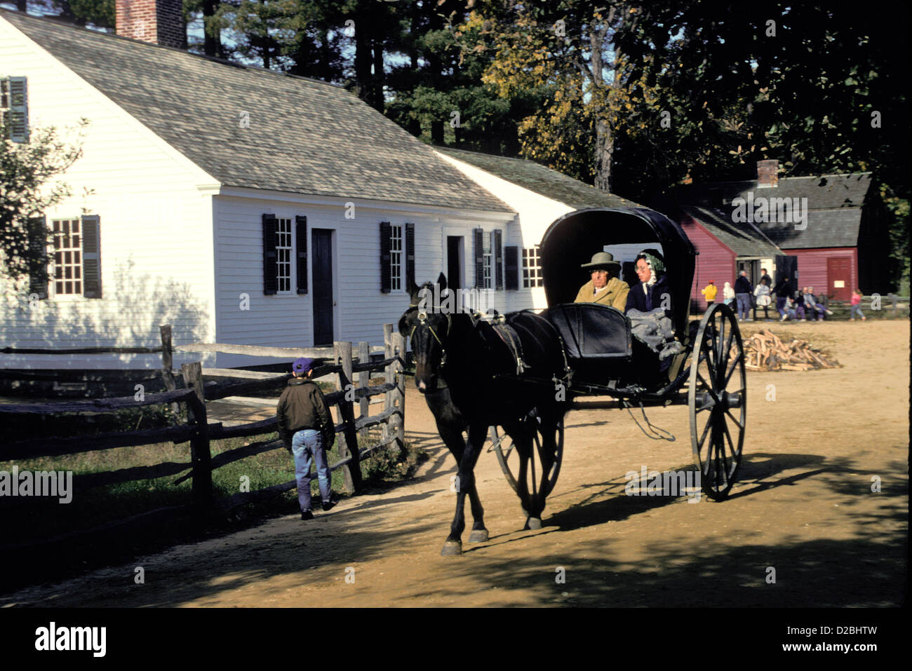 Massachusetts, Old Sturbridge Village. Cavallo e buggy a Bixby House Foto Stock