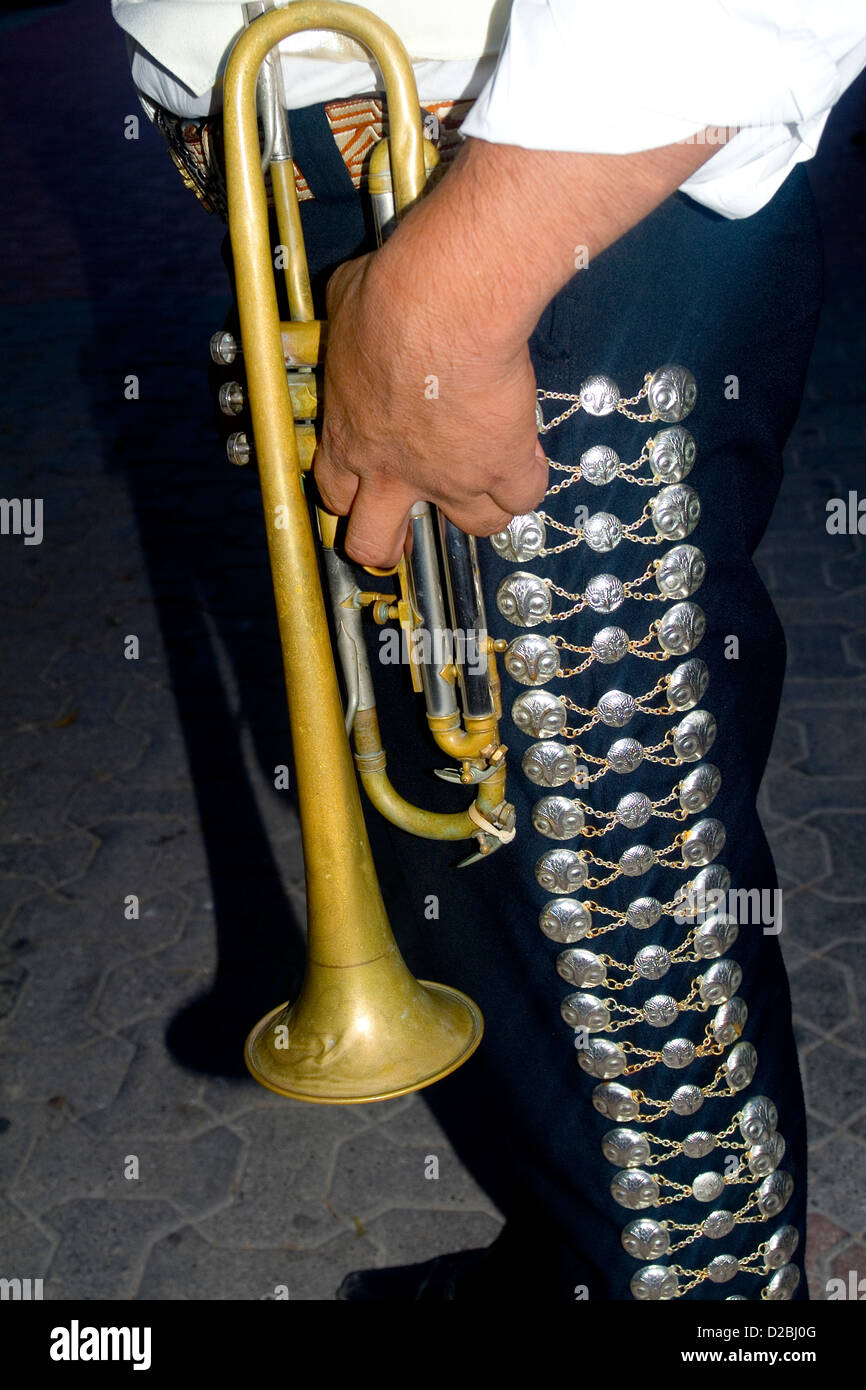 Messico, Cancun. Close-Up di banda Mariachi trombettista Foto Stock