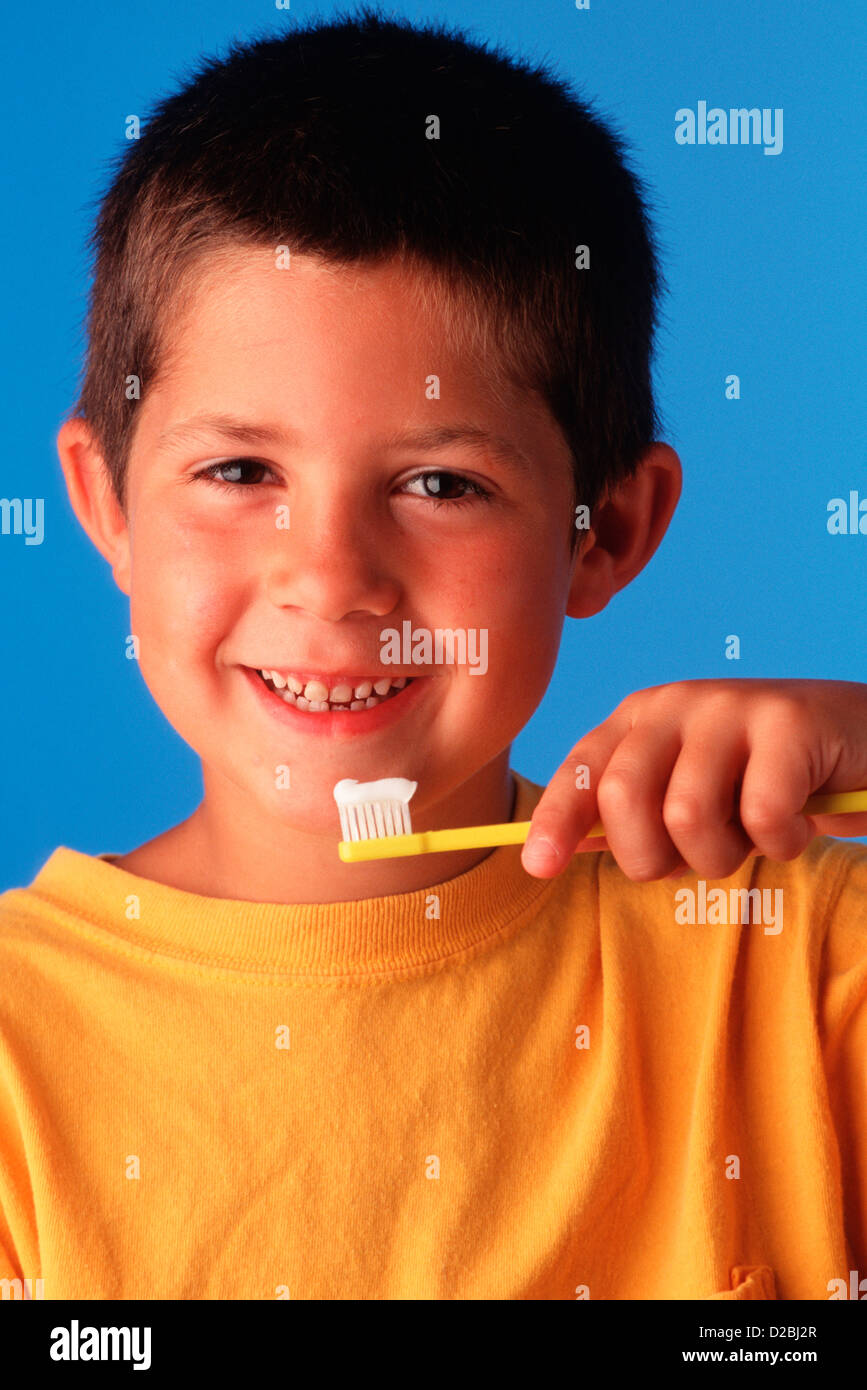 Ragazzo spazzolando i suoi denti Foto Stock