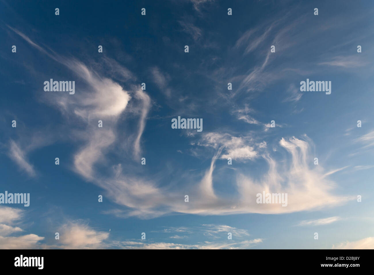 Strano nuvole nel cielo Foto Stock