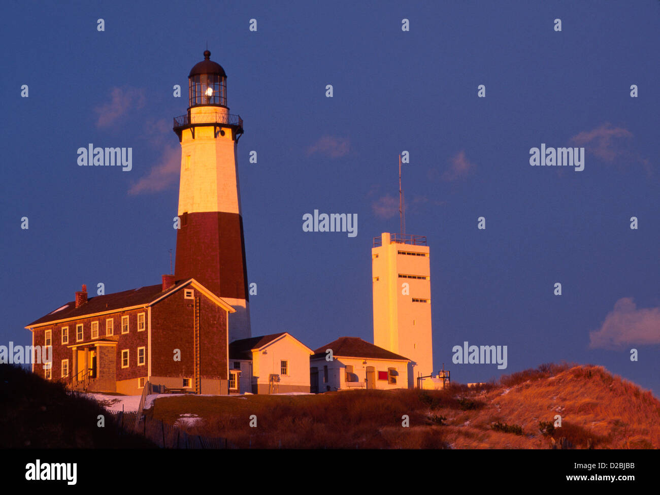 New York, Long Island. Montauk Point Lighthouse, nel tardo pomeriggio. Foto Stock