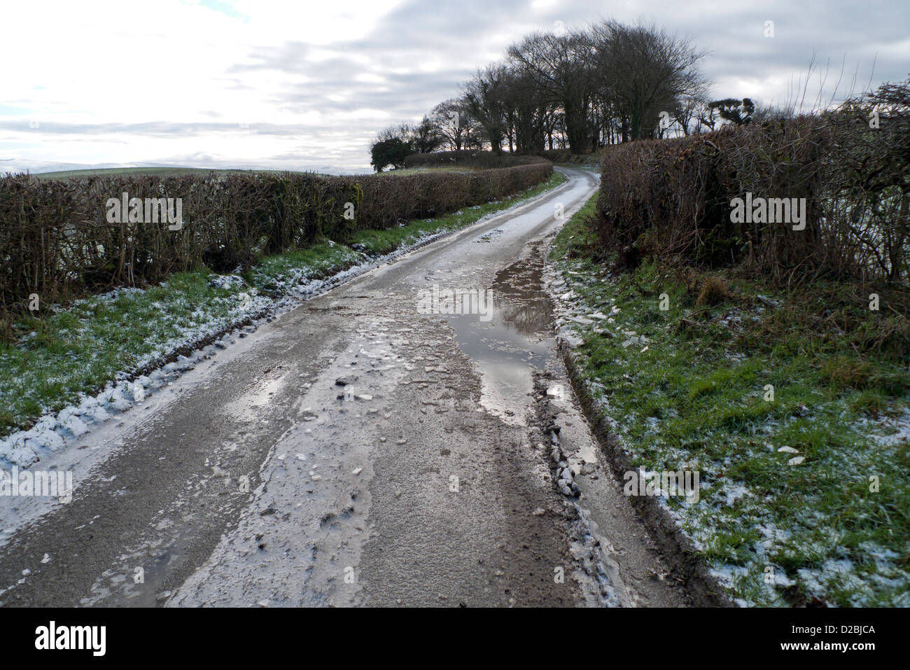 Gelido paese rurale strada in inverno in Carmarthenshire, West Wales, Regno Unito KATHY DEWITT Foto Stock