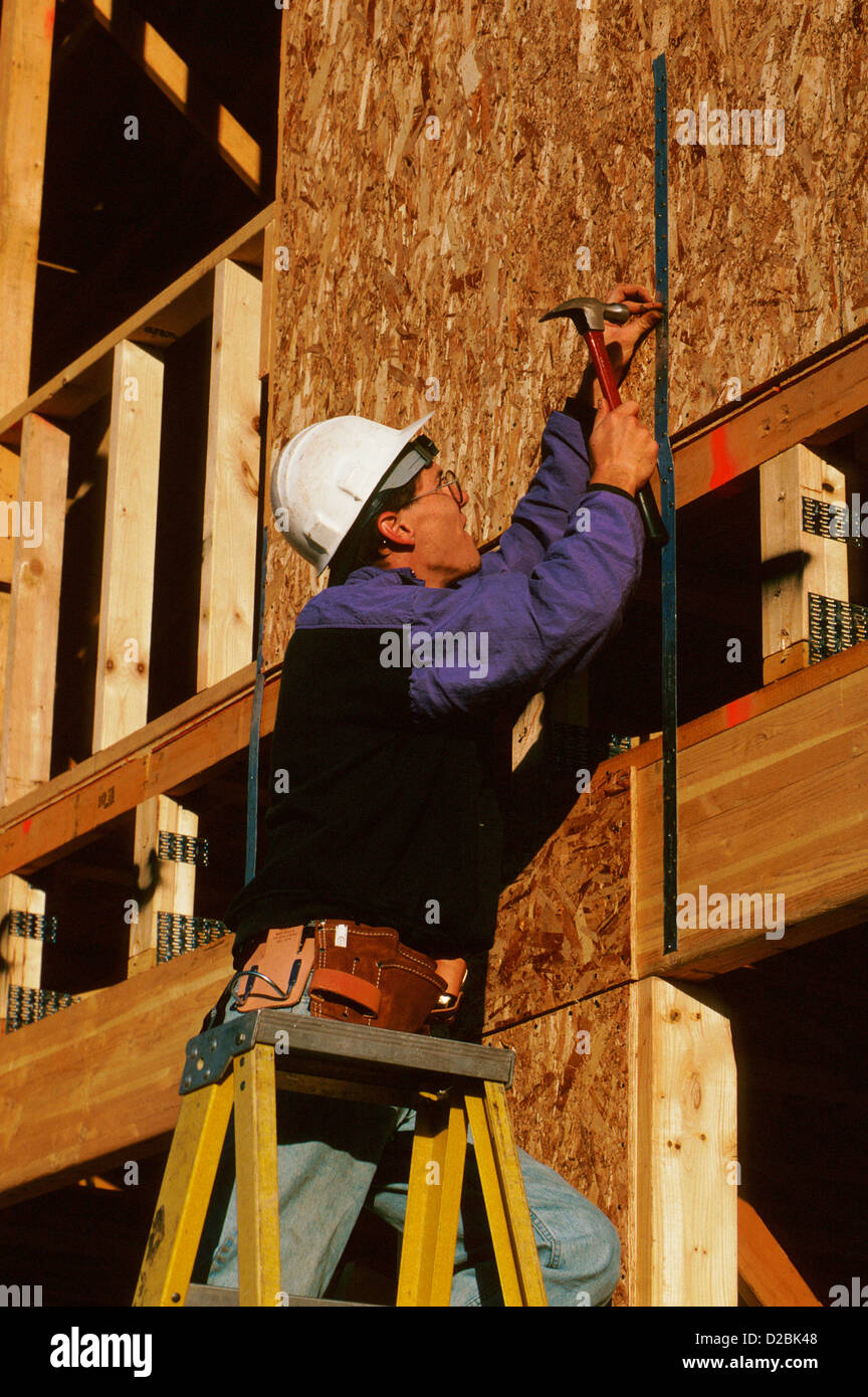 Arizona, Phoenix. La costruzione della nuova casa; lavoratore chiodo di piantaggio nel rinforzo di metallo. Foto Stock