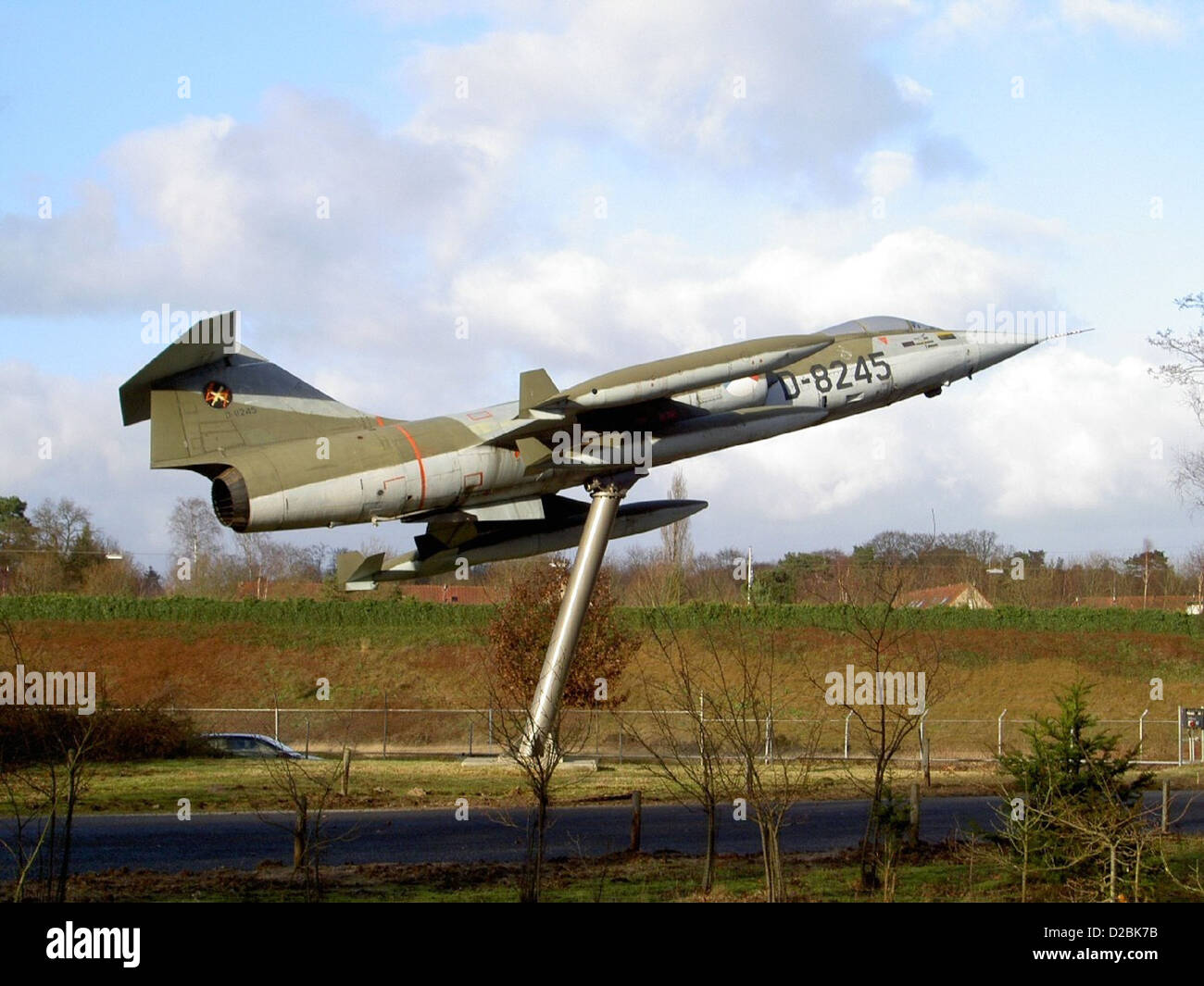 Il Lockheed F-104G Starfighter, esposto al Military Aviation Museum di Soesterberg, nei Paesi Bassi, era un intercettore supersonico utilizzato dalla Royal Netherlands Air Force. L'aereo, D-8245, mostra il design distintivo e le capacità ad alte prestazioni di questo caccia jet dell'era della Guerra fredda. Foto Stock