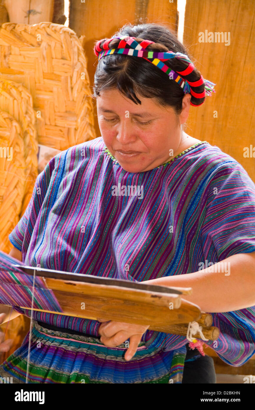 Guatemala, Donna utilizzando un telaio per la tessitura di tessuti Foto Stock
