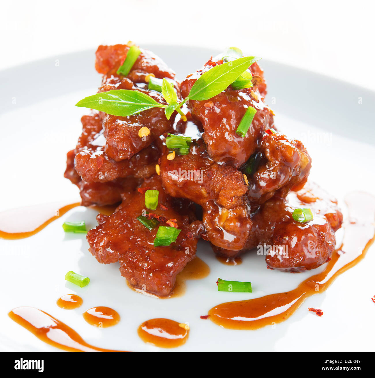 Costine cucina Cinese piatto, chiudere fino deliziosi piatti asiatici pronti a servire nel piatto. Foto Stock