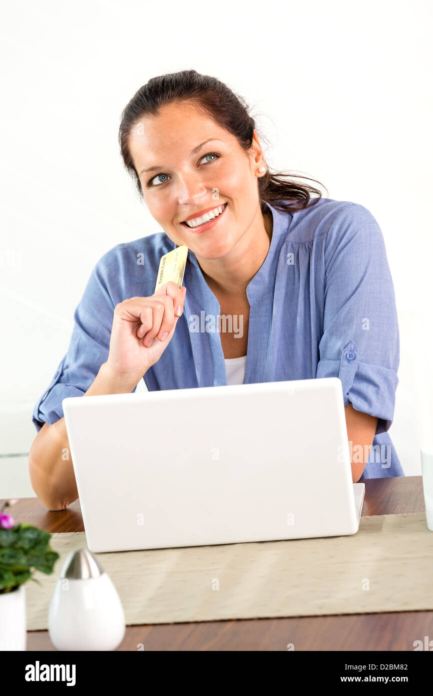 Donna sorridente shopping internet finanze home banking carta di credito Foto Stock