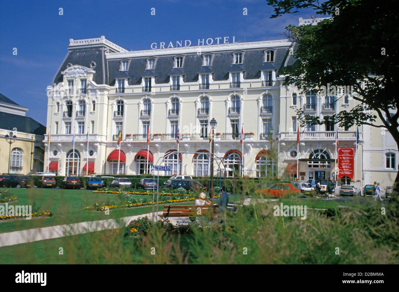 Francia Normandia Cabourg. Il Grand Hotel, esterna di lusso Hotel Mansion con finestre ad arco e cortile interno Foto Stock