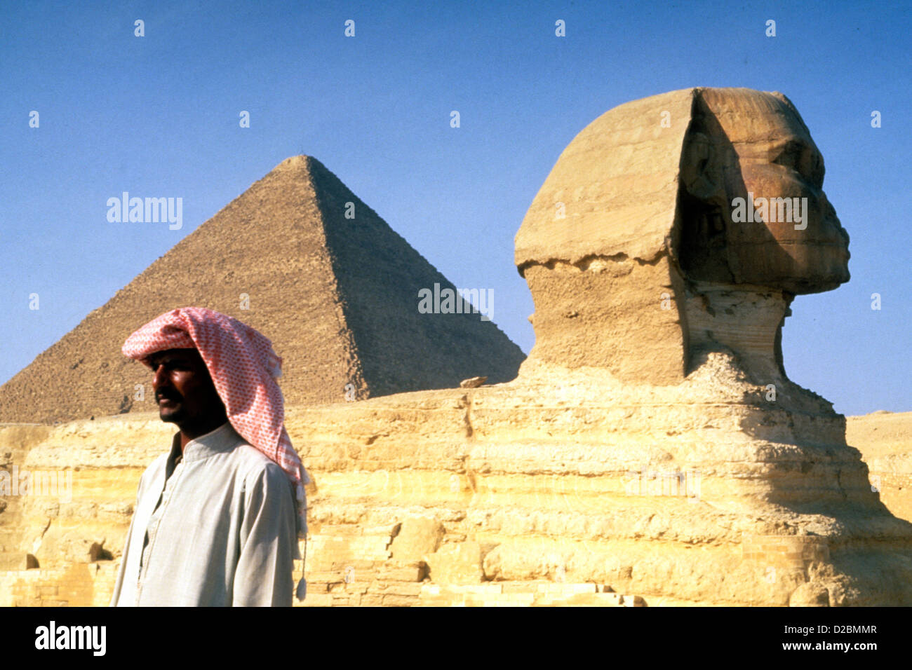 Egitto Giza. Uomo egiziano a sfinge e piramidi Foto Stock