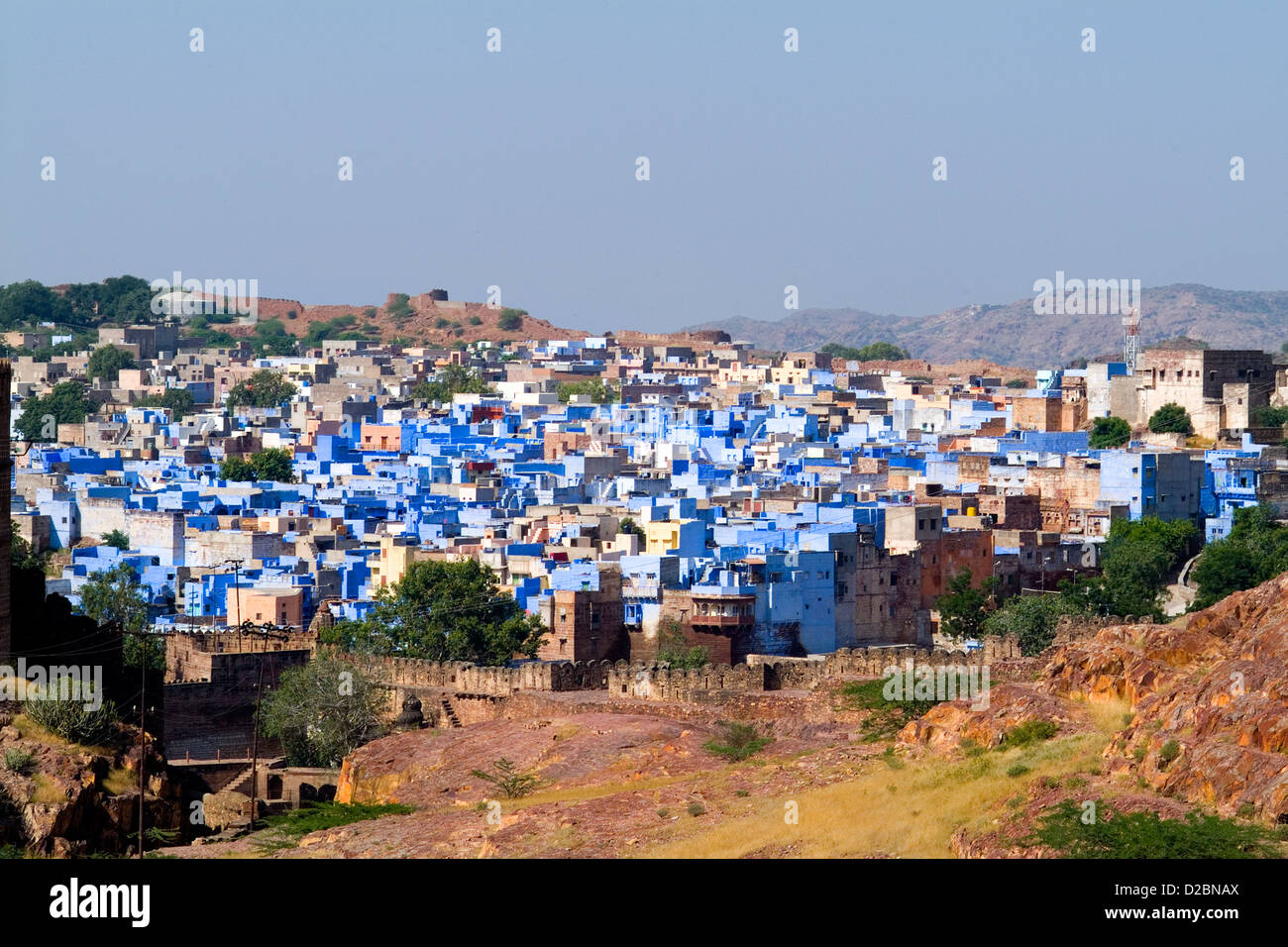 Città blu di Jodhpur che mostra tutti gli edifici blu preso dal Forte Mehrangarh In Rajasthan in India Foto Stock
