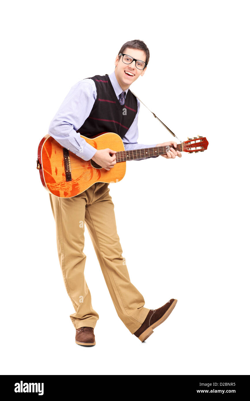 A piena lunghezza Ritratto di una giovane maschio di suonare una chitarra isolata contro uno sfondo bianco Foto Stock