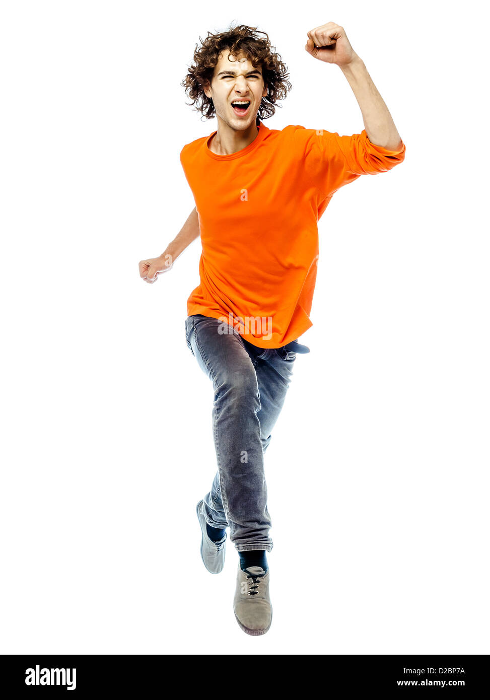 Un giovane uomo che corre screamming felice vista frontale in studio lo sfondo bianco Foto Stock