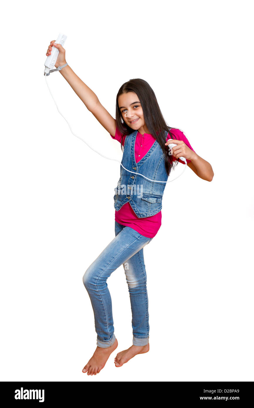 Una ragazza adolescente la riproduzione del video gioco, isolati su sfondo bianco Foto Stock