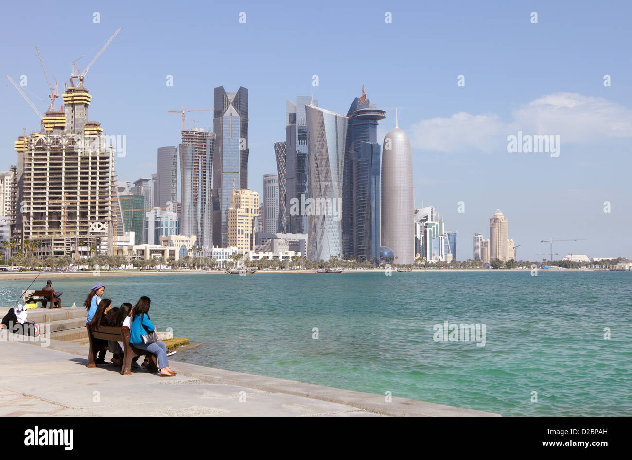 Un gruppo di asiatici expat ragazze e altri (otto persone) ammirate la vista da Doha Corniche di tutta la baia di Doha, Gennaio 2013 Foto Stock