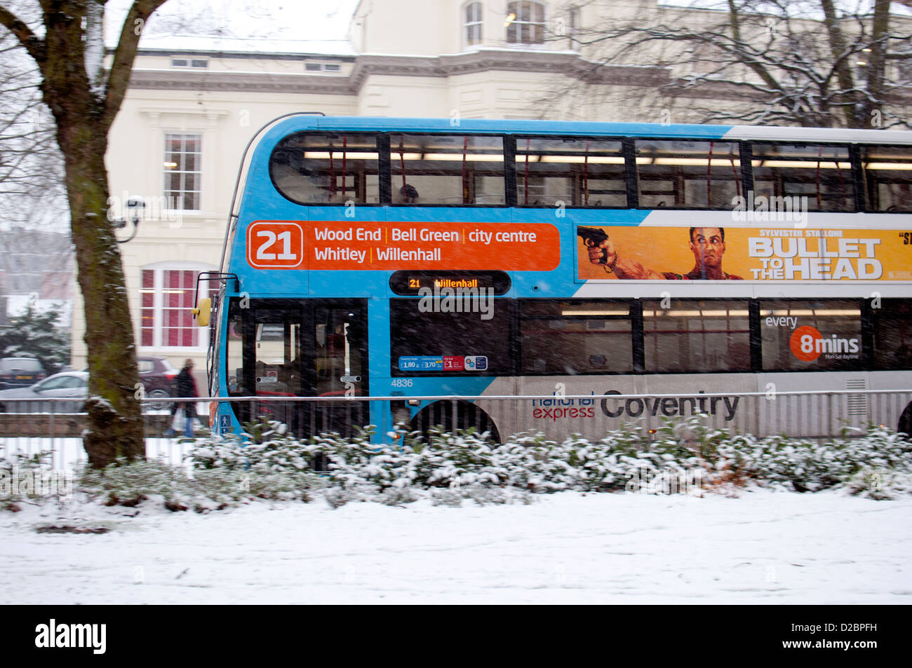 La National Express bus di Coventry in inverno, Coventry, Regno Unito Foto Stock