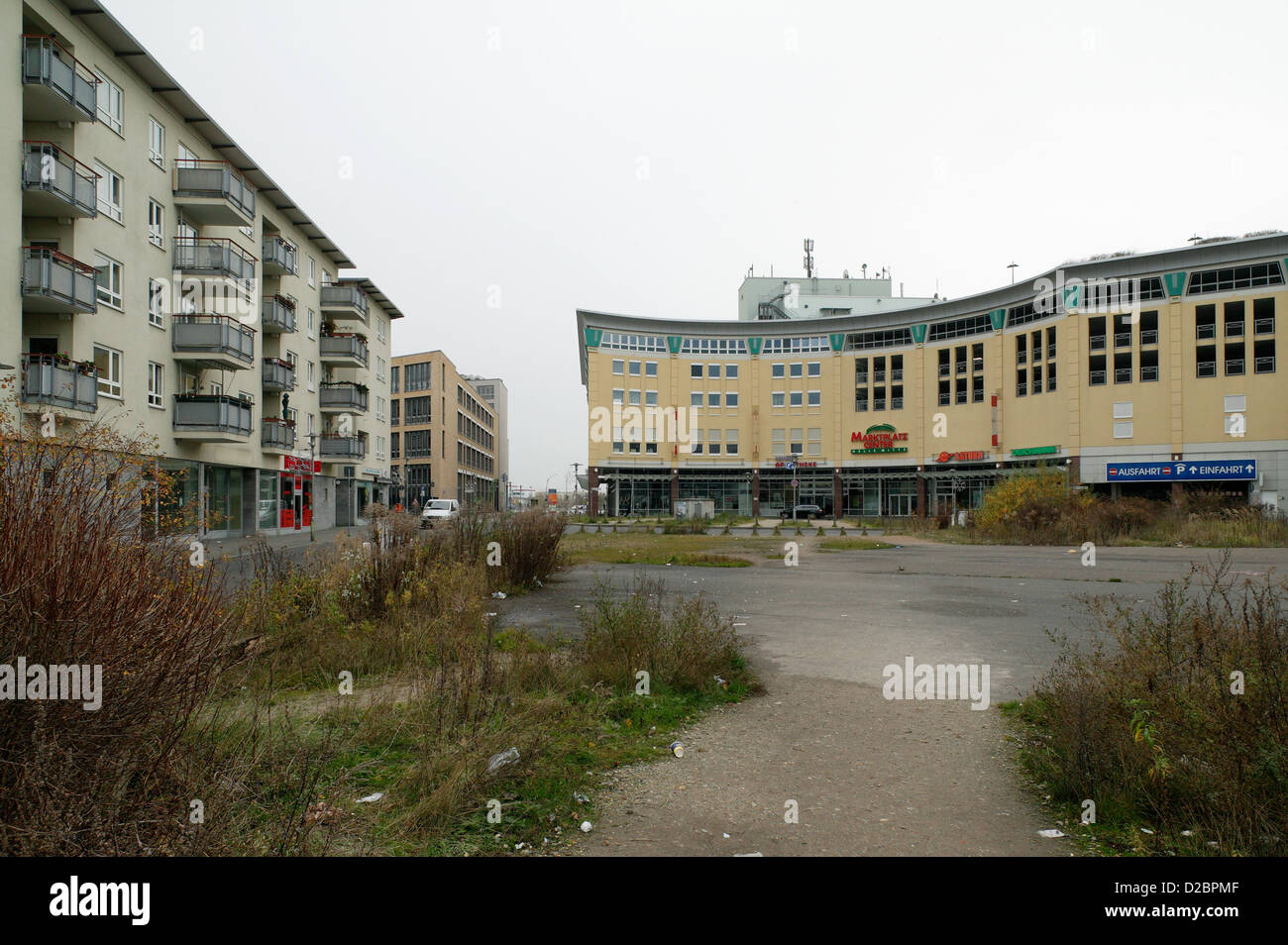 Berlino, Germania, vuoto totale area circondata da edifici al centro di Hellen Kokoschkaplatz Foto Stock