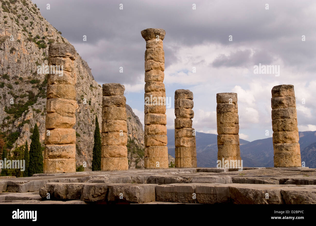 Rovine del tempio di Apollo nella storica città di Delfi, Grecia Foto Stock