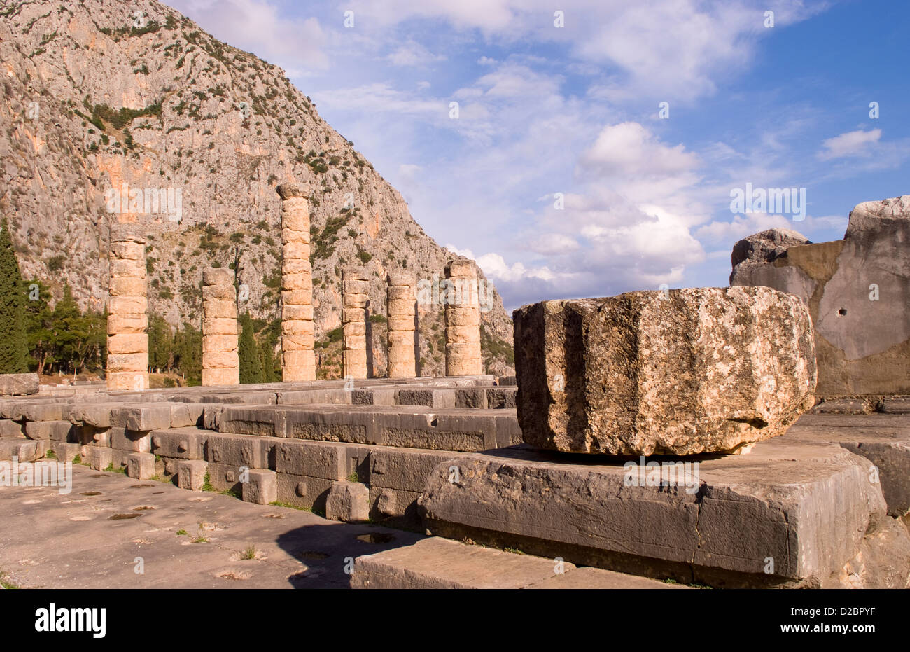 Rovine del tempio di Apollo nella storica città di Delfi, Grecia Foto Stock