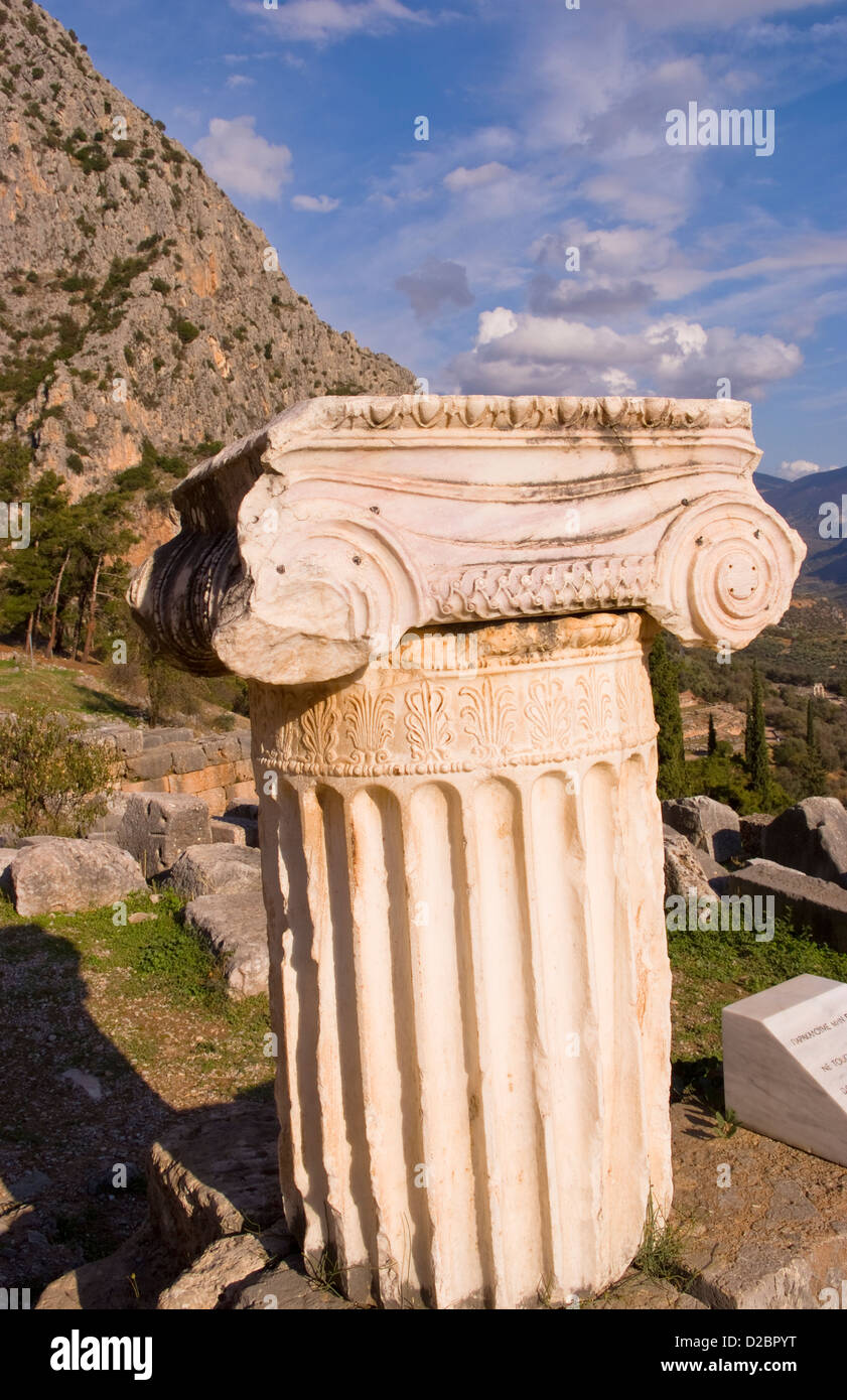 Rovine del tempio di Apollo nella storica città di Delfi, Grecia Foto Stock