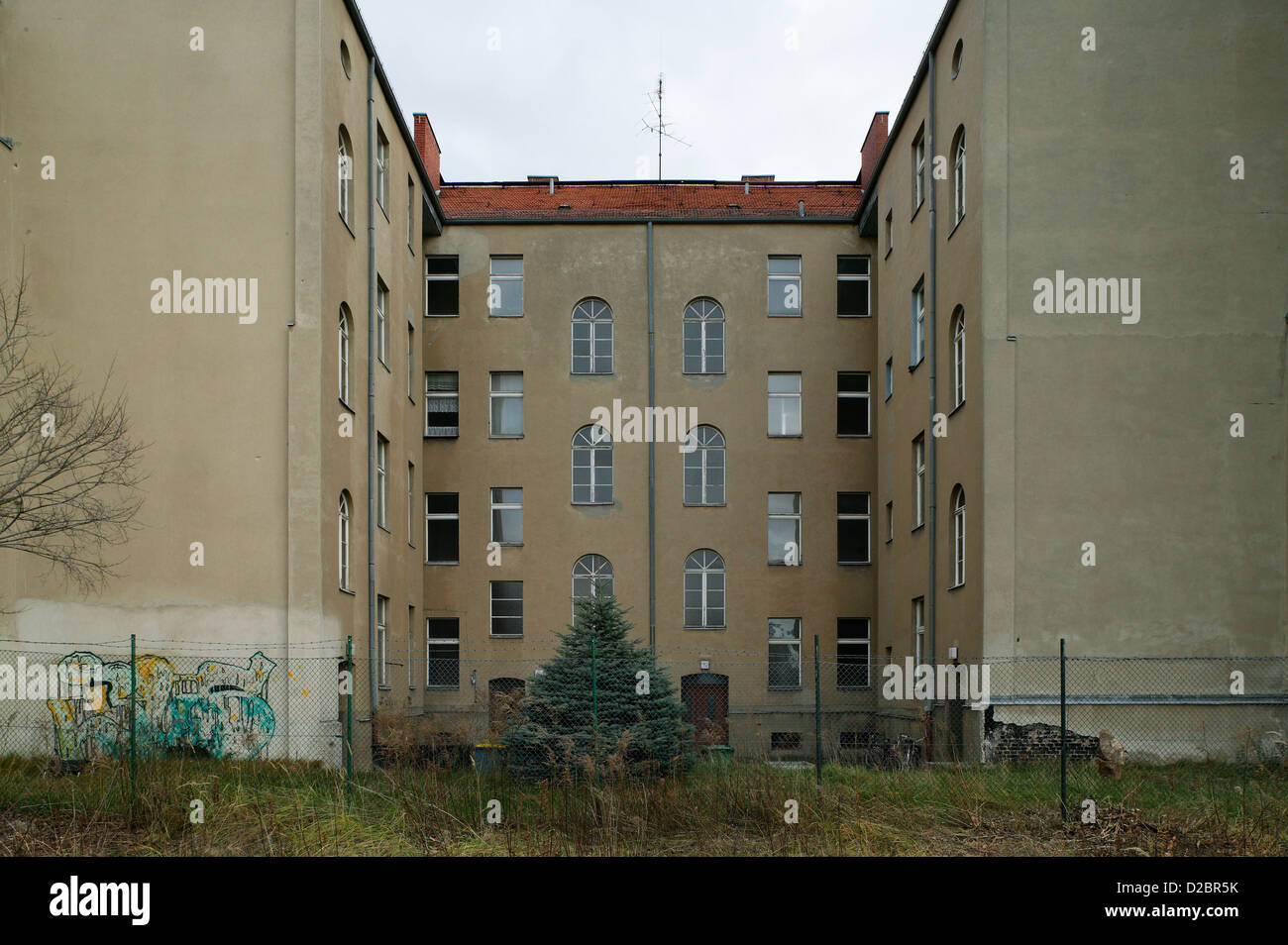 Berlino, Germania, lato posteriore di un vecchio edificio in primo piano un Freiflaeche Foto Stock
