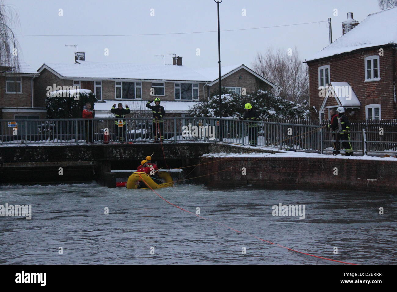 19 gennaio 2013. Wiltshire Fire e la squadra di salvataggio a recuperare una canoa da Harnham paratoie radiali dalla Old Mill Hotel sul fiume Nadder vicino a Salisbury. Essi avevano già recuperato il canoeist che erano diventati catturati in un tappo di chiusura in corrispondenza della base della saracinesca. Foto Stock