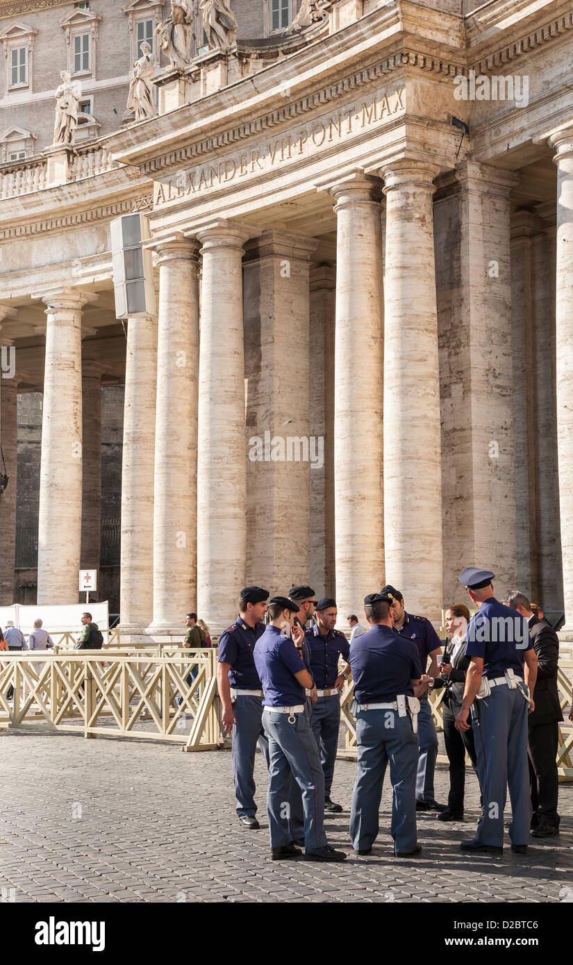 Poliziotti in piedi in Piazza San Pietro, il Vaticano, Roma Foto Stock