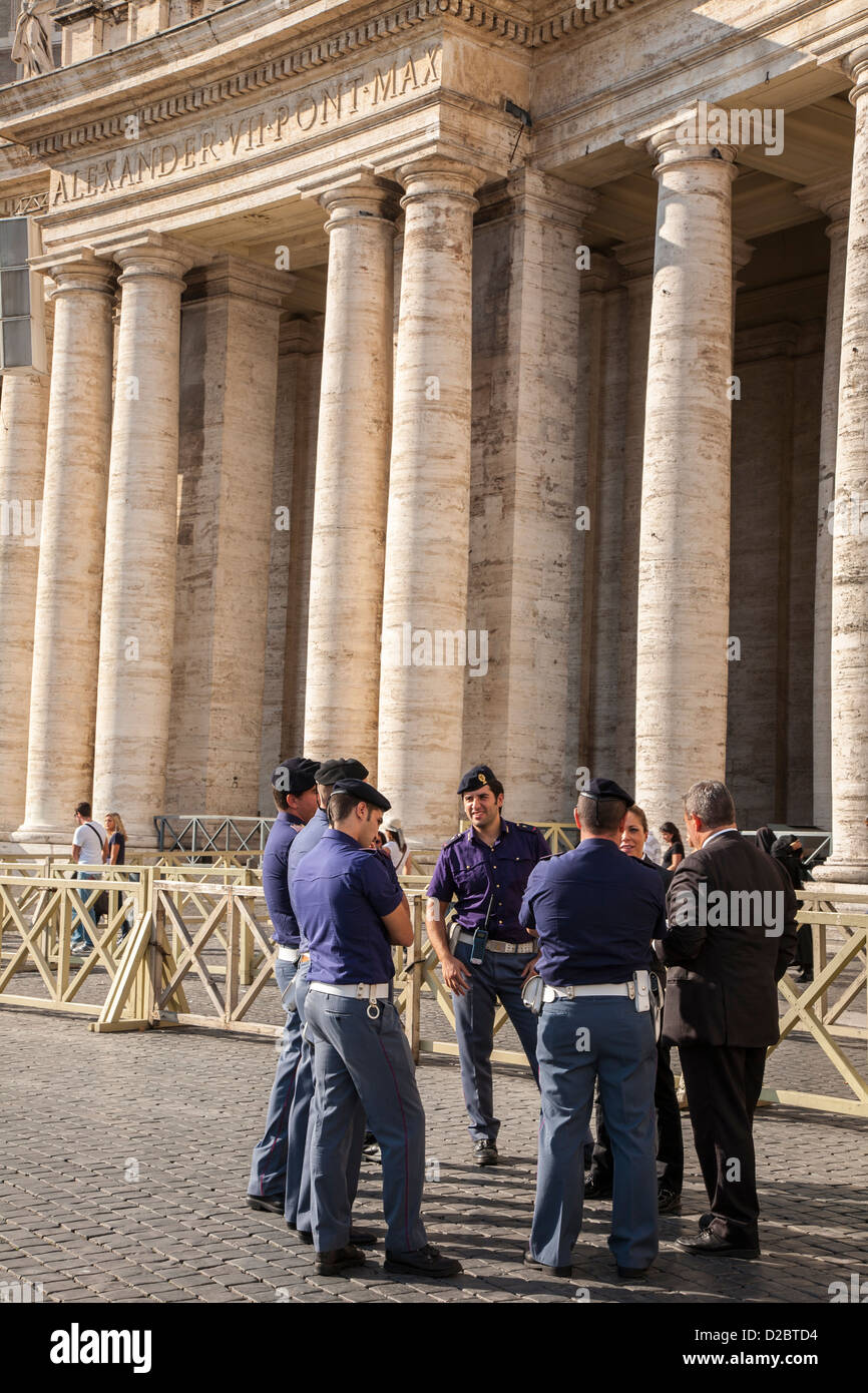 Poliziotti in piedi in Piazza San Pietro, il Vaticano, Roma Foto Stock