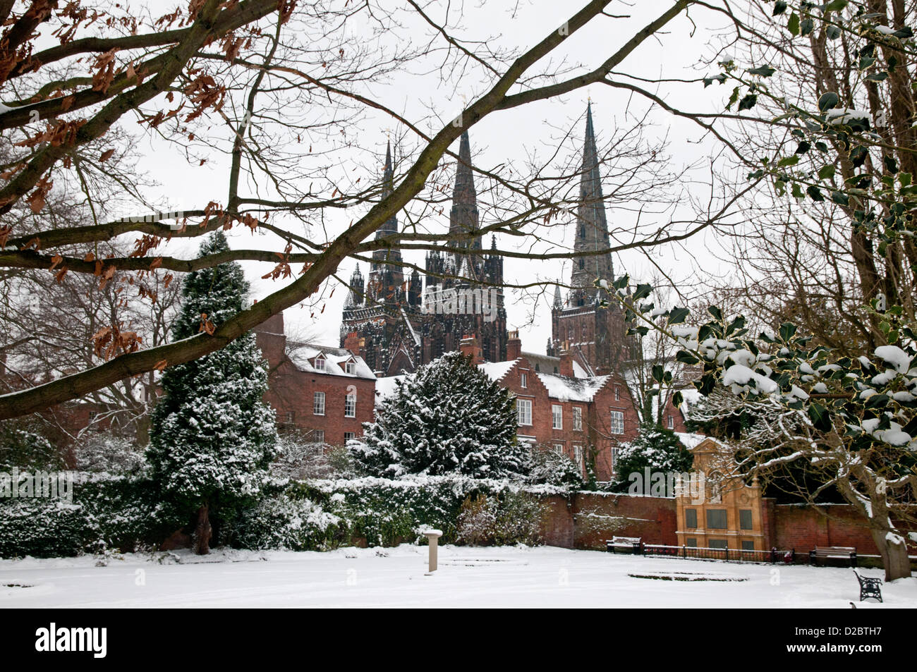 Lichfield Cathedral e il Memorial Gardens Staffordshire, Regno Unito con tre guglie in neve sabato 19 gennaio 2013 Foto Stock
