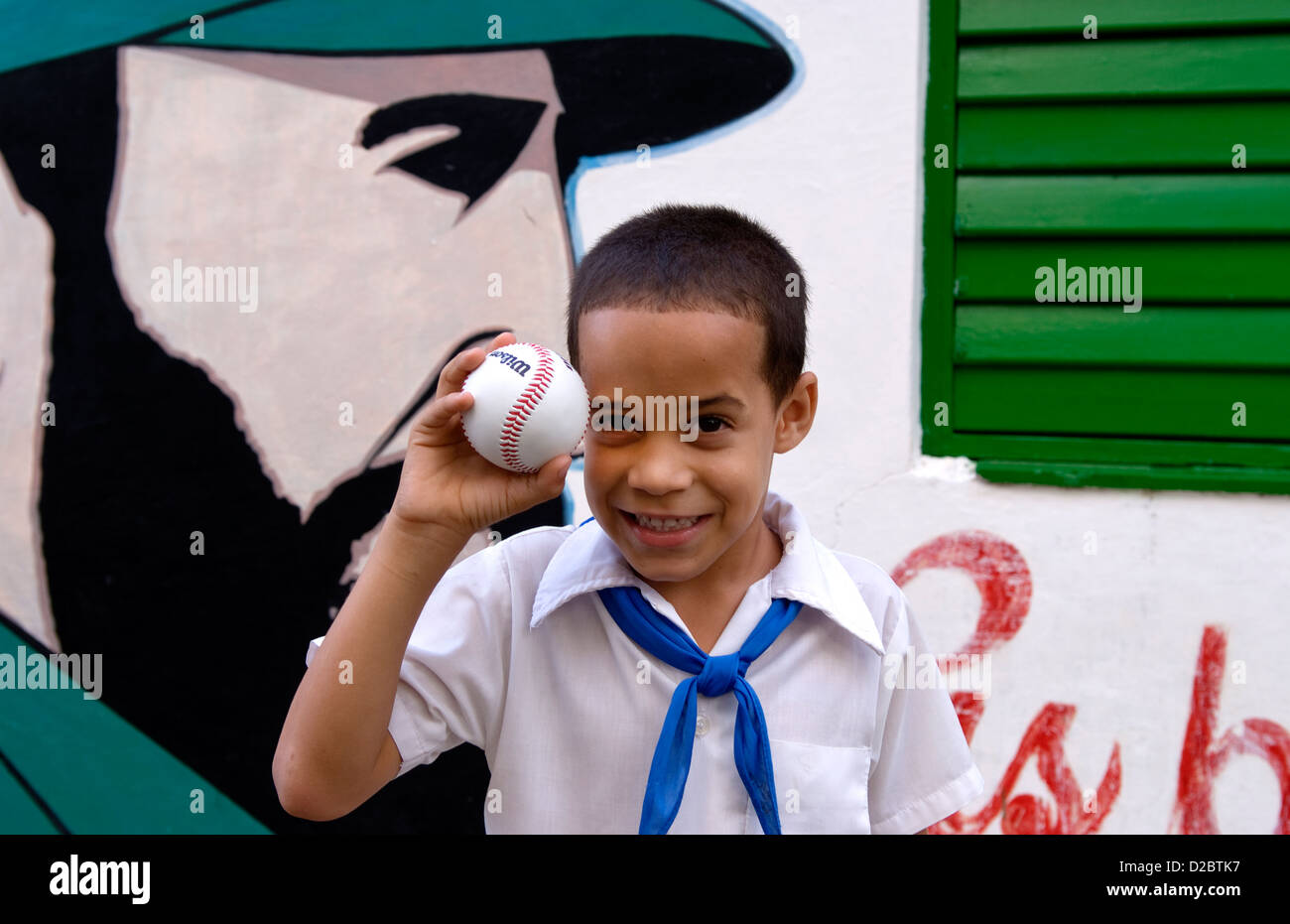 Gruppo di studenti nella scuola di Las Terrazas in Sierra del Rosario, Cuba, con murale di Fidel Castro. Foto Stock