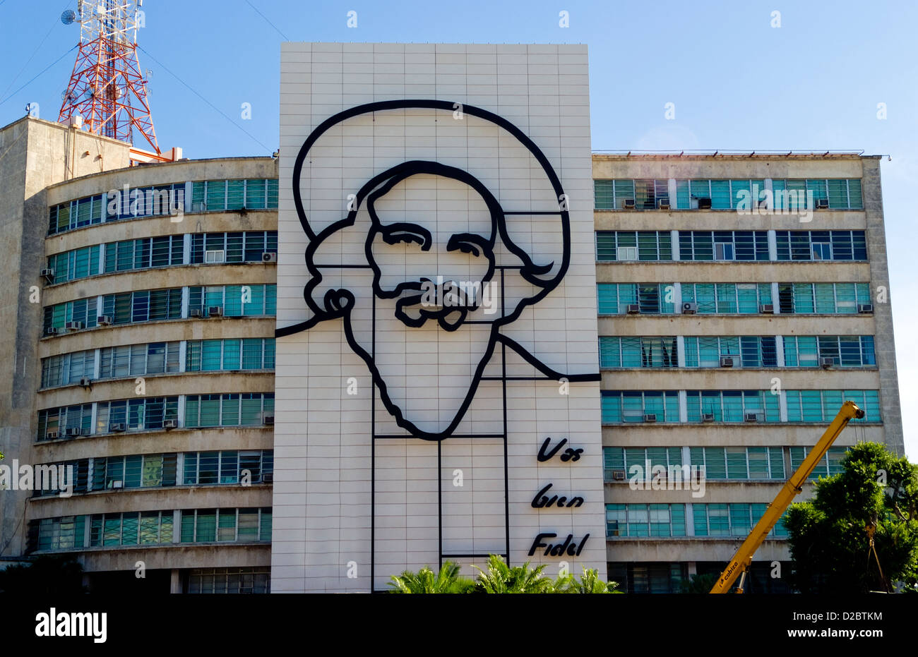 Piazza della Rivoluzione a l'Avana, Cuba, con grandi illustrazioni al Neon di Camilo Cienfuegos: 'l'Ri facendo bene, Fidel' Foto Stock