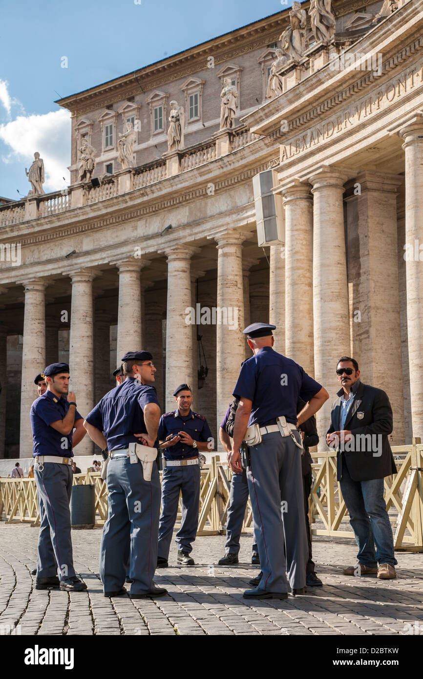 Poliziotti in piedi in Piazza San Pietro, il Vaticano, Roma Foto Stock