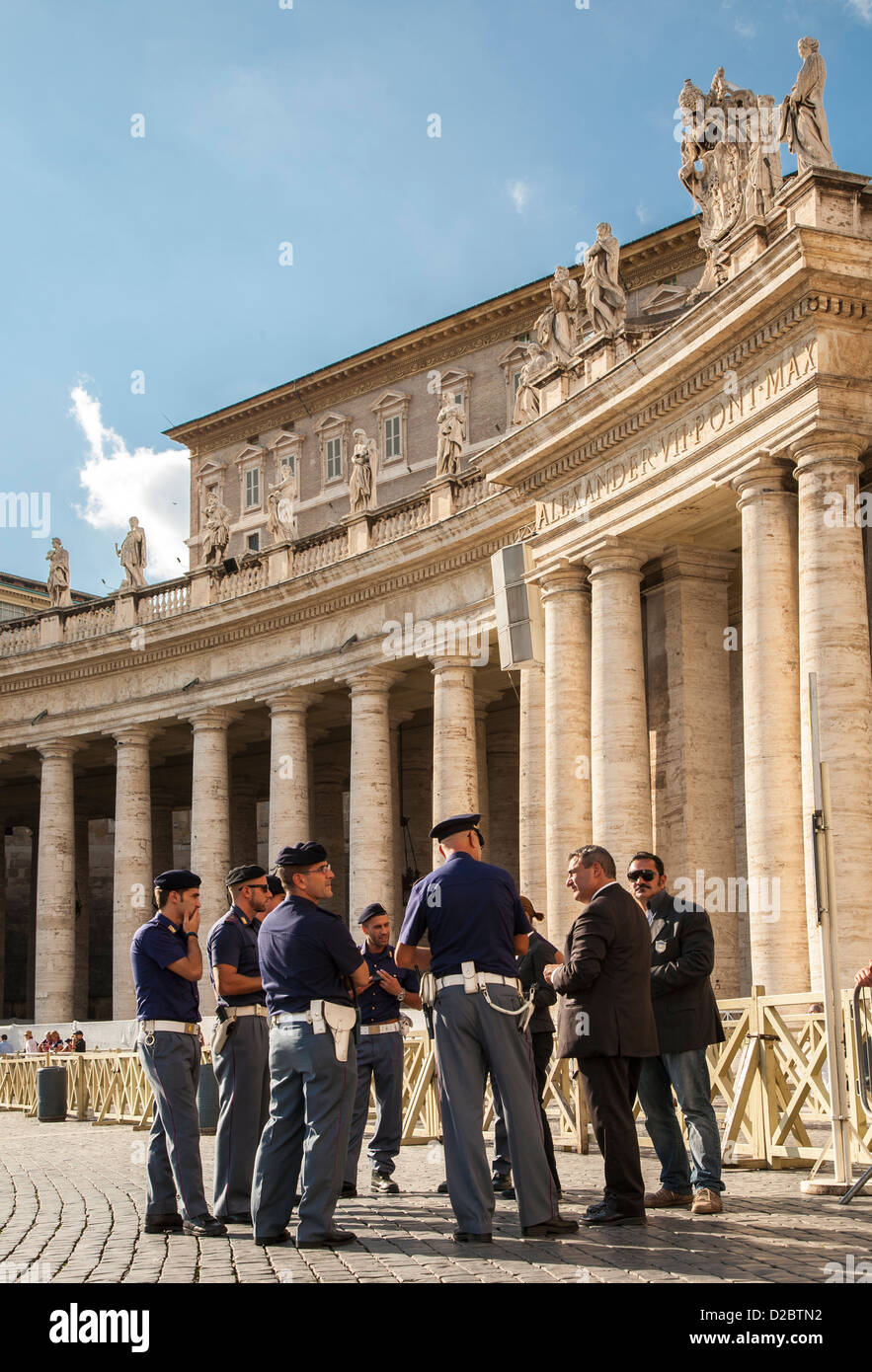 Poliziotti in piedi in Piazza San Pietro, il Vaticano, Roma Foto Stock