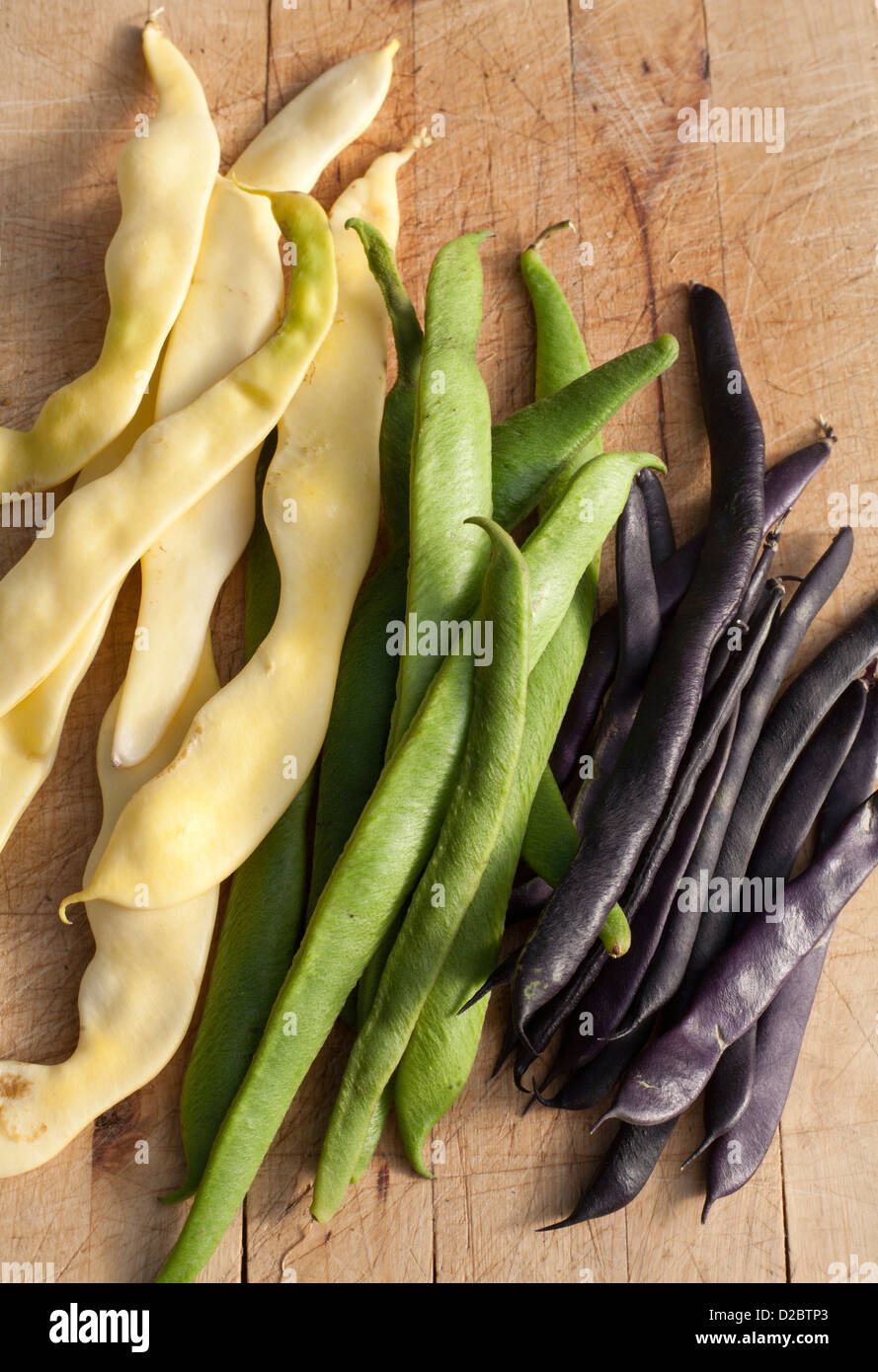 Runner organici i fagioli in verde,nero e crema su un tagliere Foto Stock