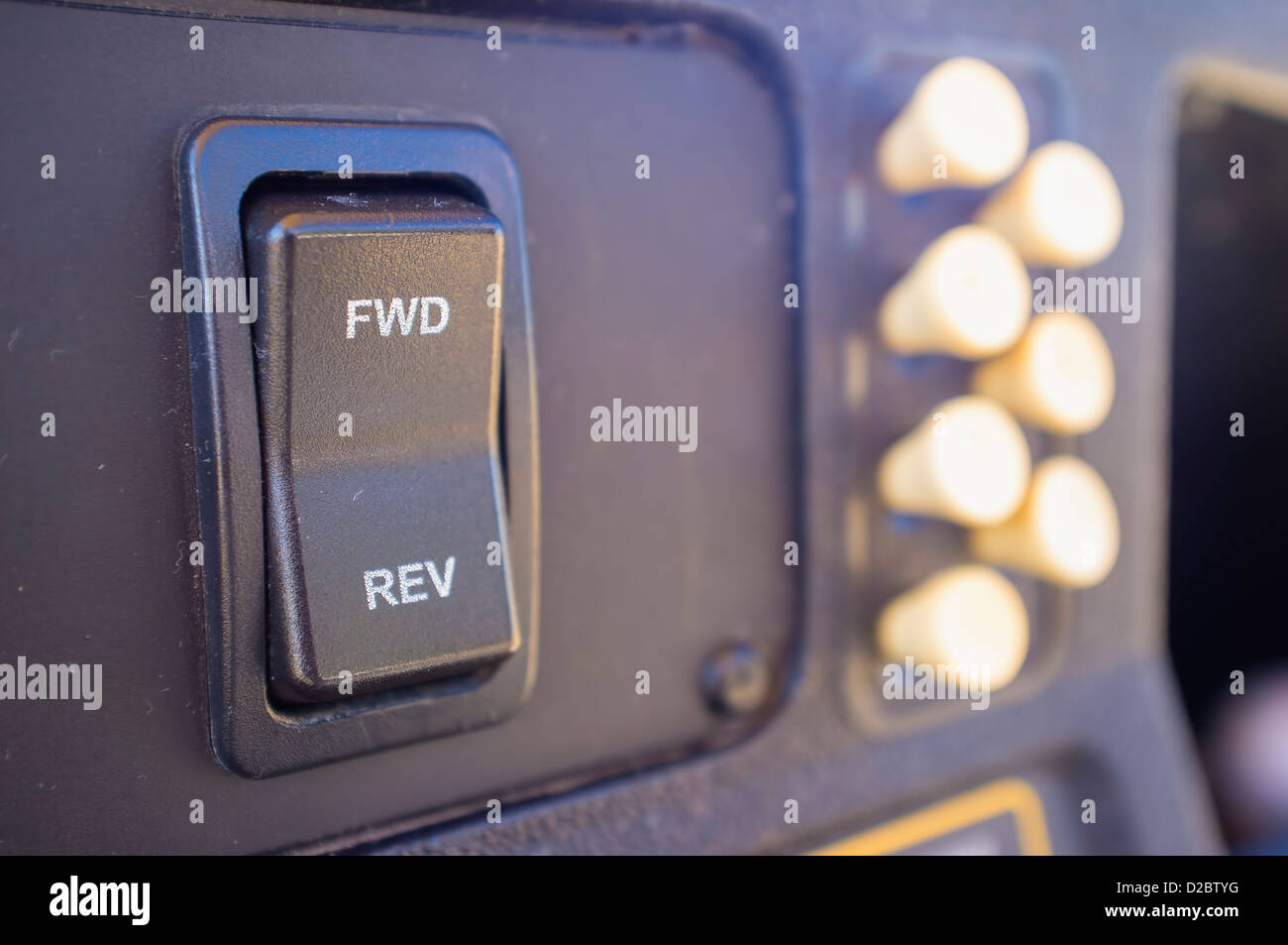 Chiusura del quadro della strumentazione elettrica del carrello da golf con interruttore di retromarcia e marcia avanti e tee serbatoio , Texas, Stati Uniti d'America Foto Stock