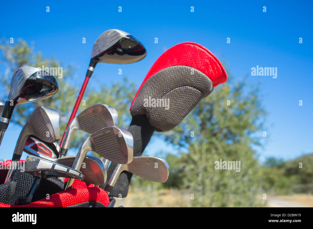 Set di mazze da golf in un sacchetto con cielo blu in background Foto Stock