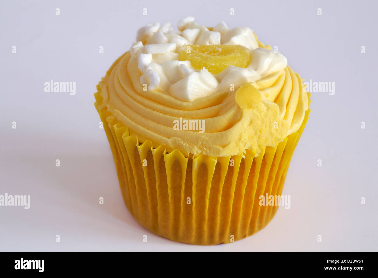 Lemon Meringue cupcake isolati su sfondo bianco Foto Stock