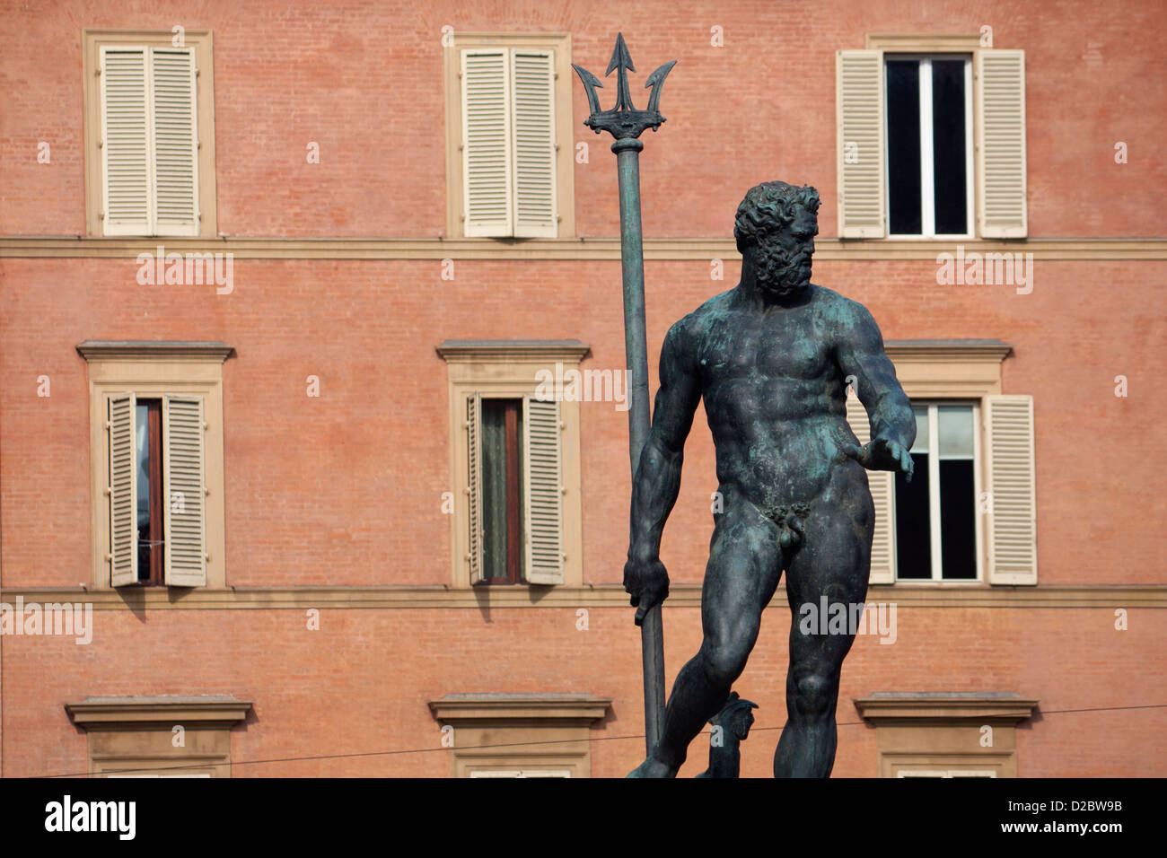 Statua del Nettuno con mattoni rossi di edifici di Piazza Maggiore dietro Bologna Emilia Romagna Italia Foto Stock