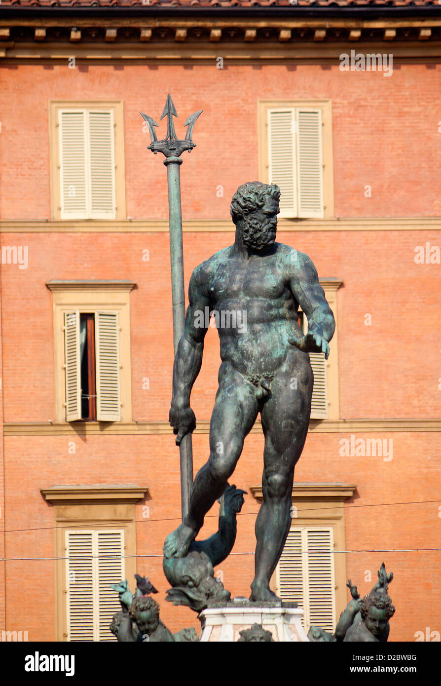 Statua del Nettuno con mattoni rossi di edifici di Piazza Maggiore dietro Bologna Emilia Romagna Italia Foto Stock