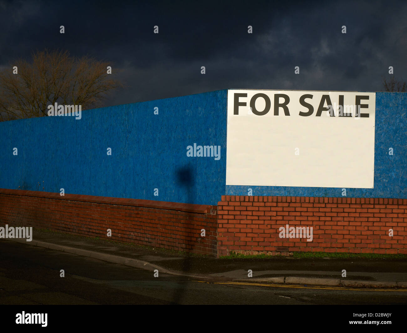 Sito di costruzione per la vendita con drammatica sky nel Cheshire Regno Unito Foto Stock