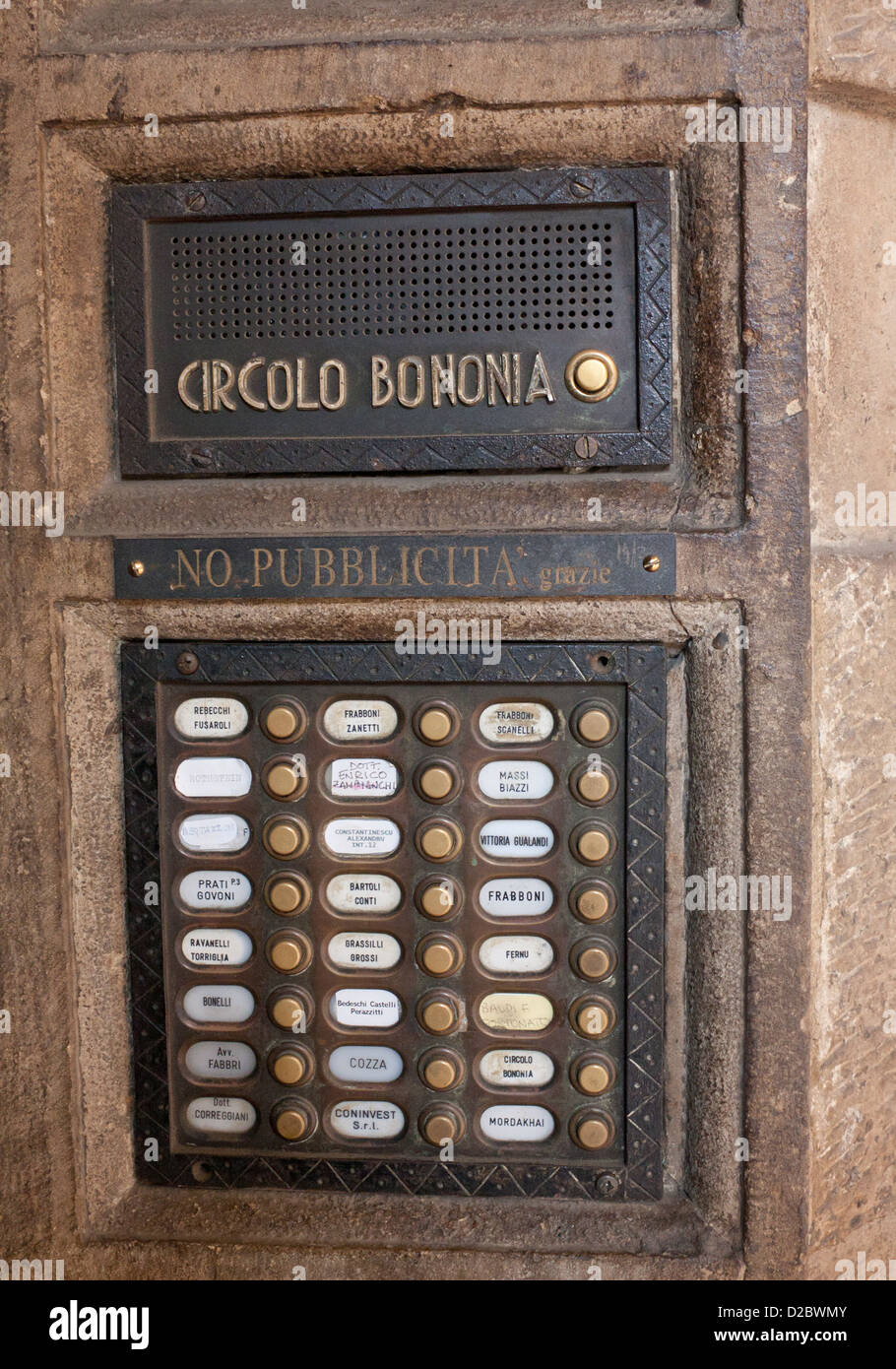 Campanelli) in atrio / ingresso del blocco di appartamenti Circolo Bononia Bologna Emilia Romagna Italia Foto Stock