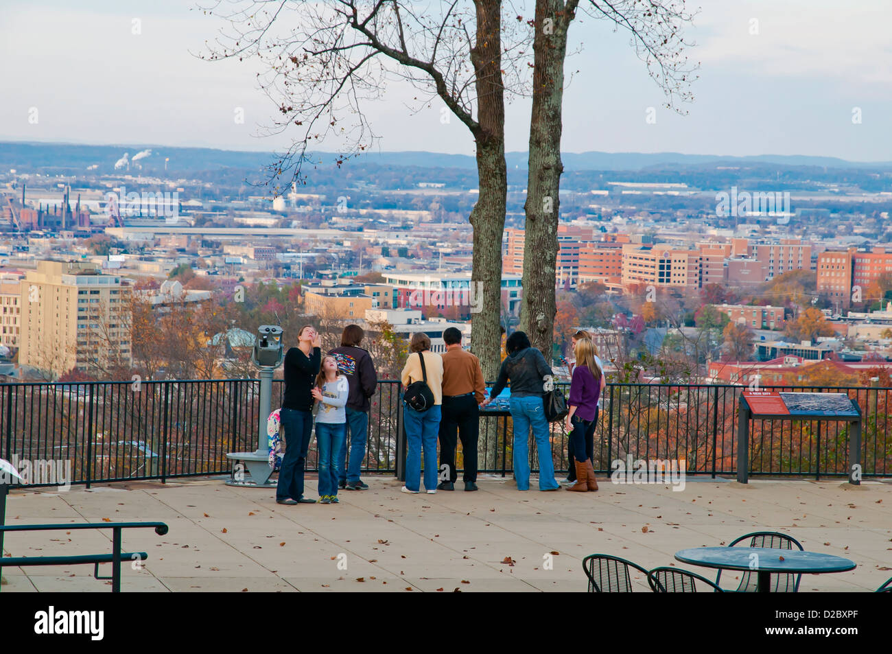 Un gruppo di turisti ammirando il panorama della città dalla Vulcan Park ,Birmingham, Alabama, Stati Uniti d'America, America del Nord Foto Stock