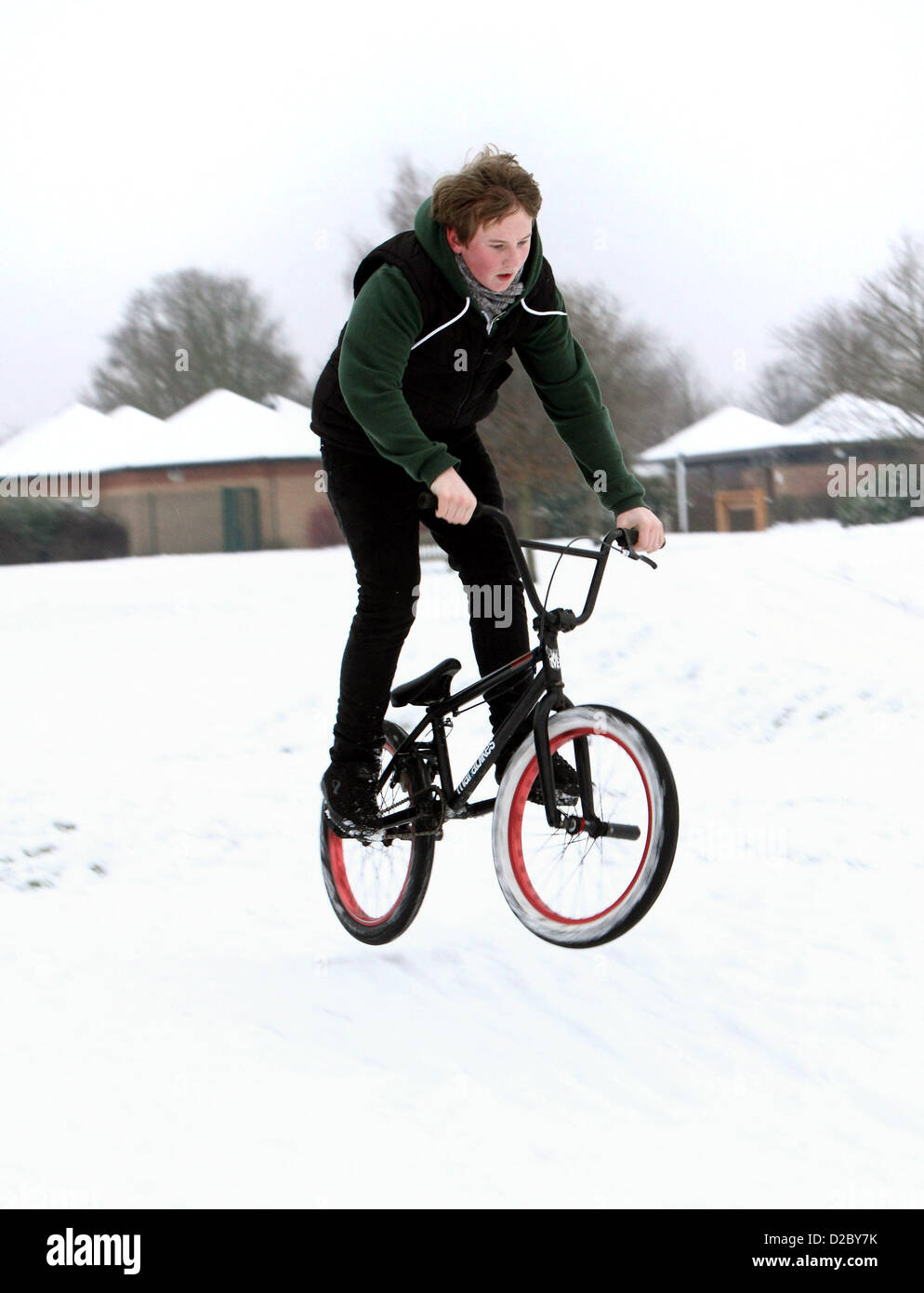 Bedford - Persone nella neve - Postlady, vogatori, Bambini, BMX bikers e a pochi cani, Bedford, Regno Unito - 19 gennaio 2013 Foto di Keith Mayhew Foto Stock