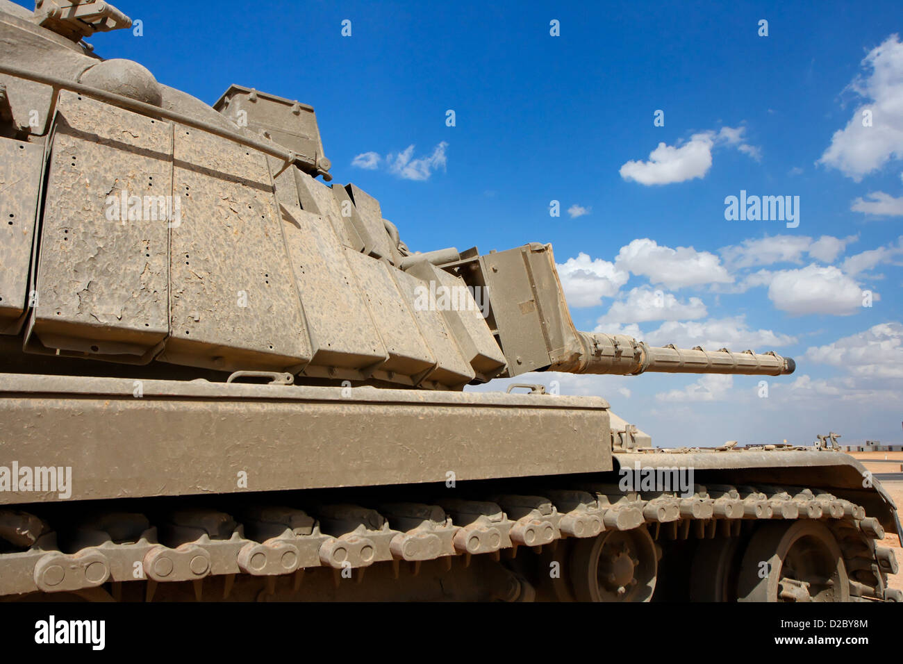 Vecchio israeliano serbatoio Magach vicino alla base militare nel deserto Foto Stock