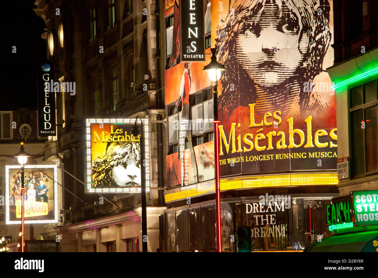 London Theatreland Indicazioni per Les Miserables e Ladykillers Shaftesbury Avenue West End di Londra Inghilterra REGNO UNITO Foto Stock