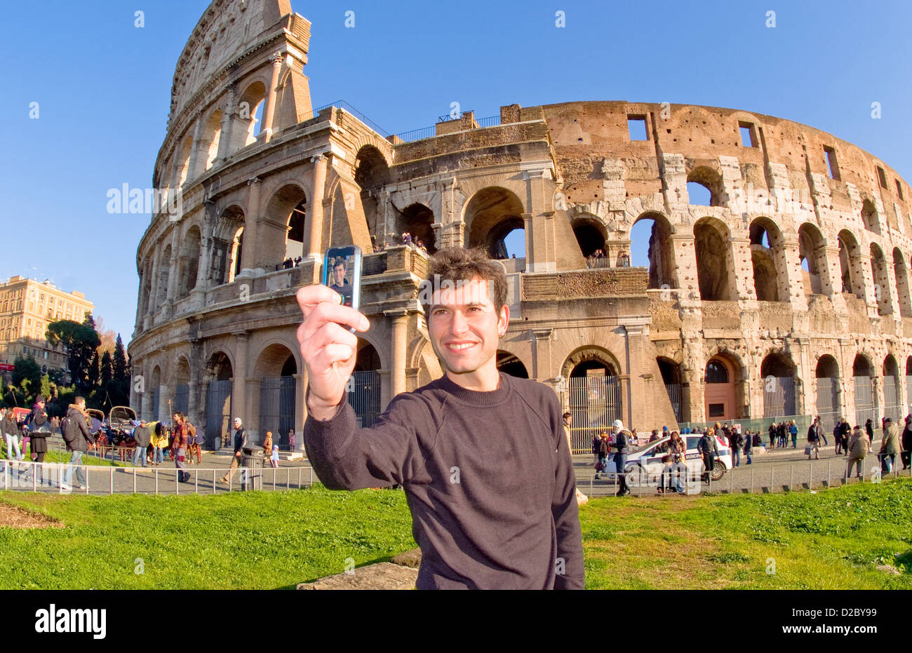 Uomo italiano tenendo la foto al Colosseo, Roma, Italia Foto stock - Alamy